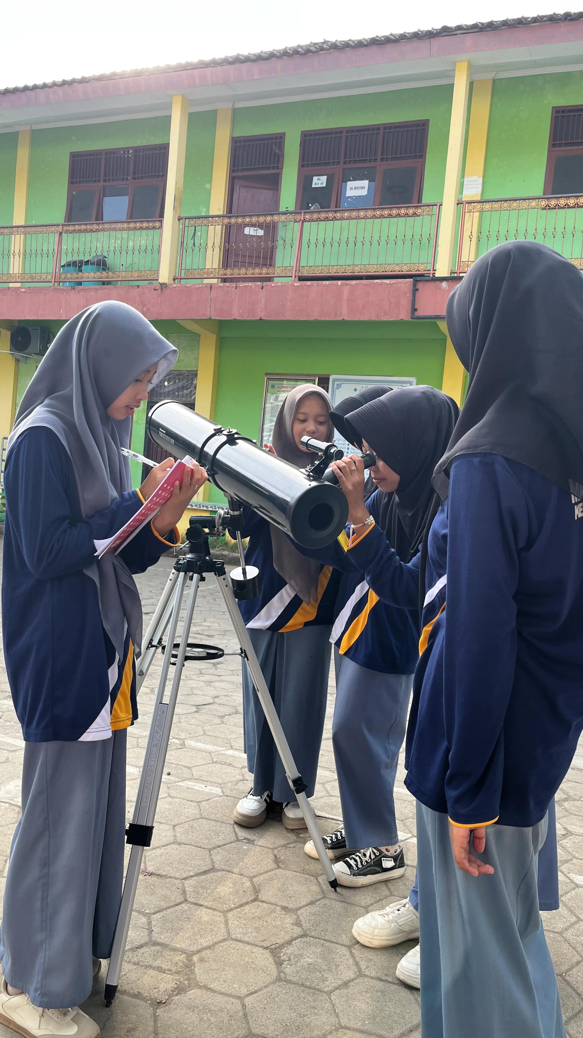 Siswi MA MINAT mengamati peralatan falak bersama