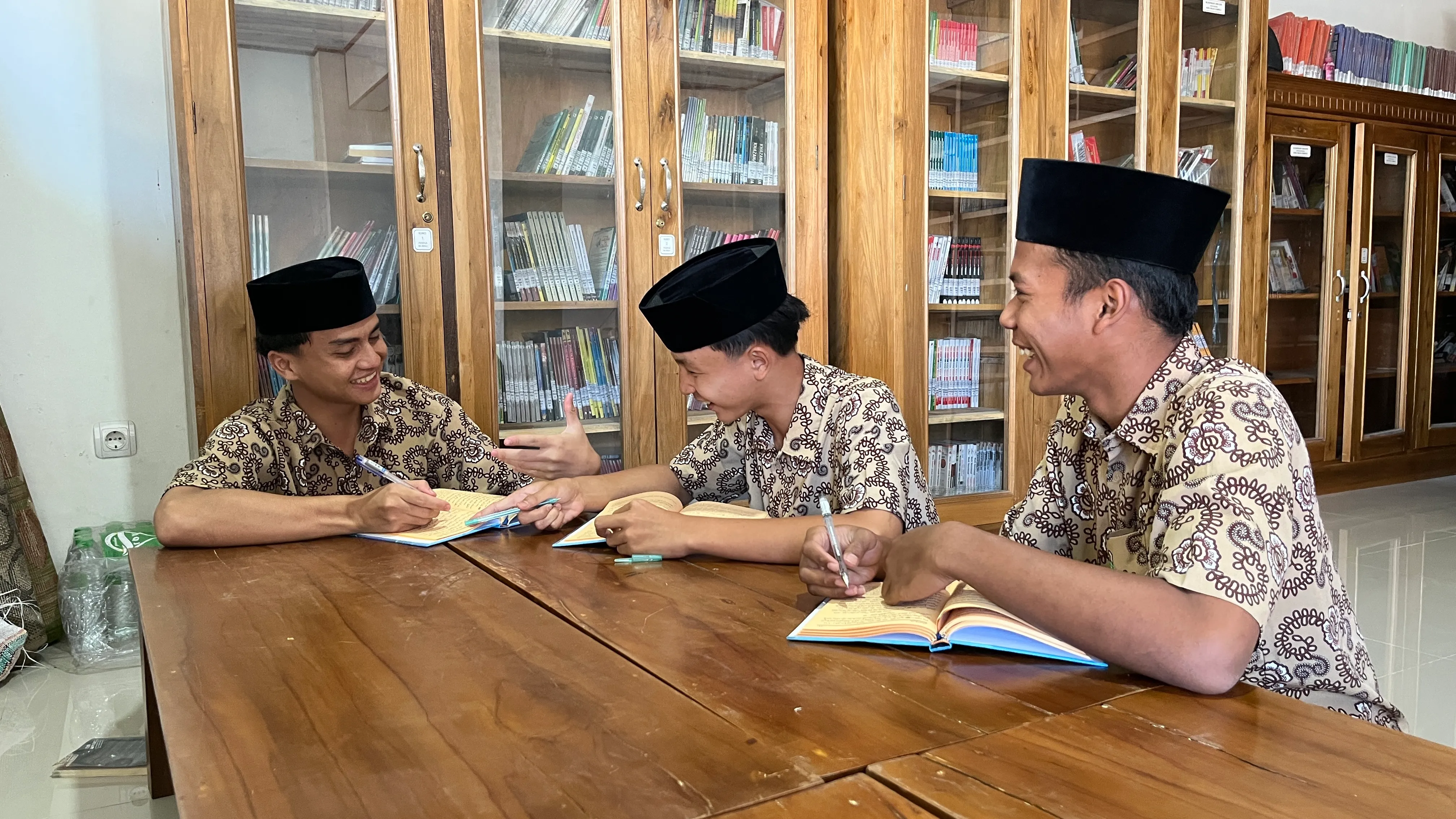 Siswa MA MINAT membaca bersama di perpustakaan