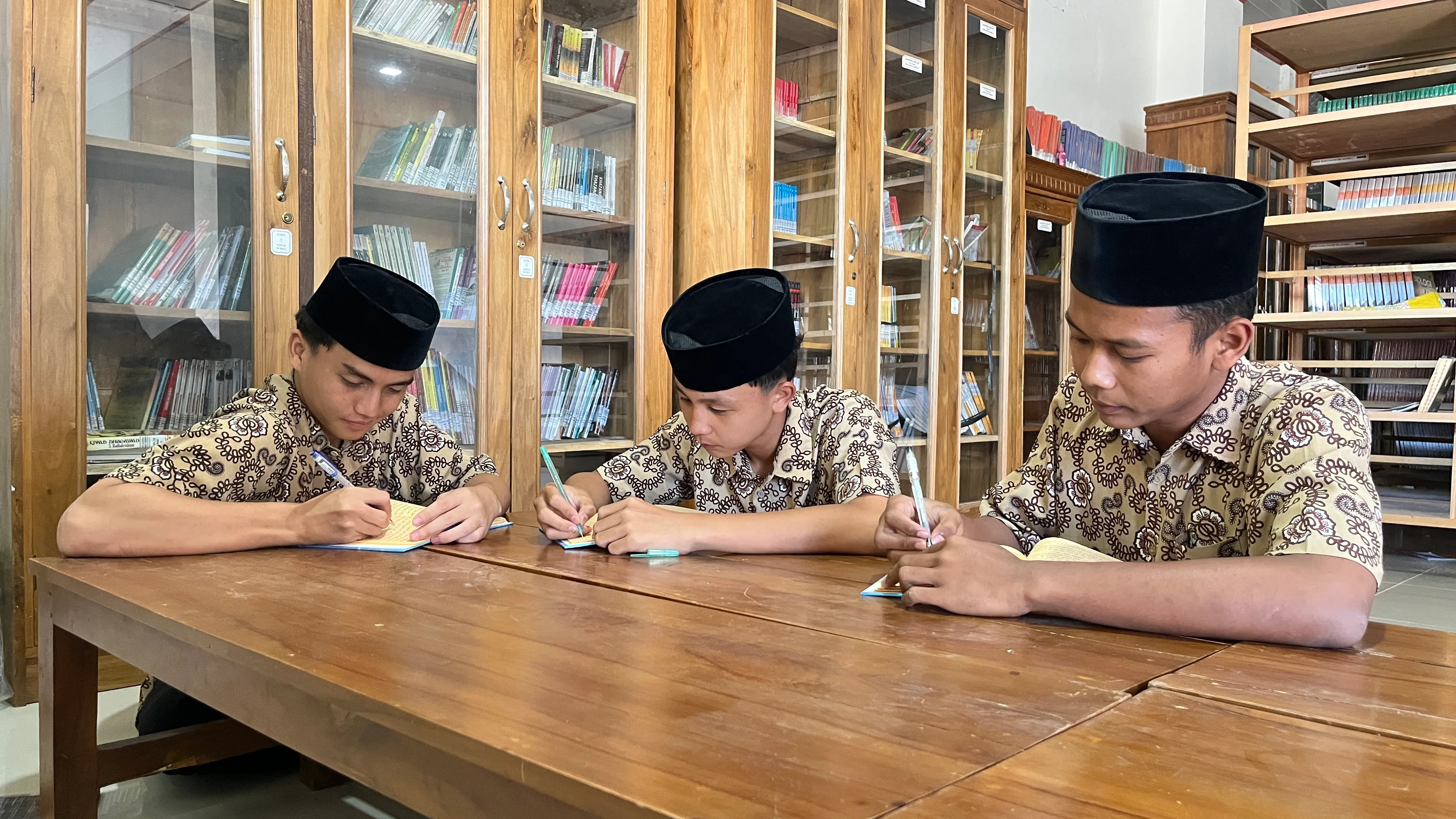 Siswa MA MINAT belajar bersama di perpustakaan