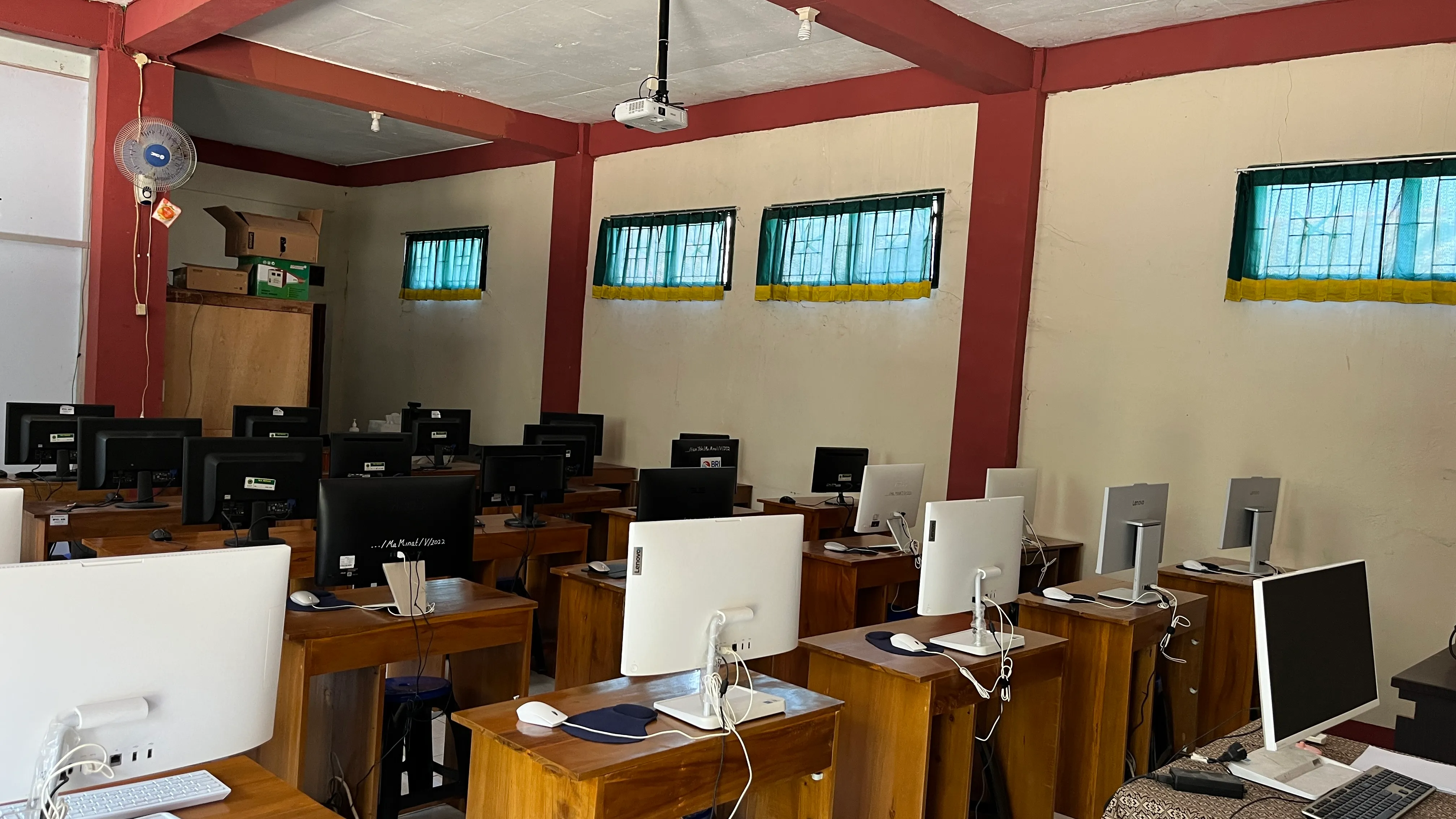 Laboratorium komputer kampus putri MA MINAT