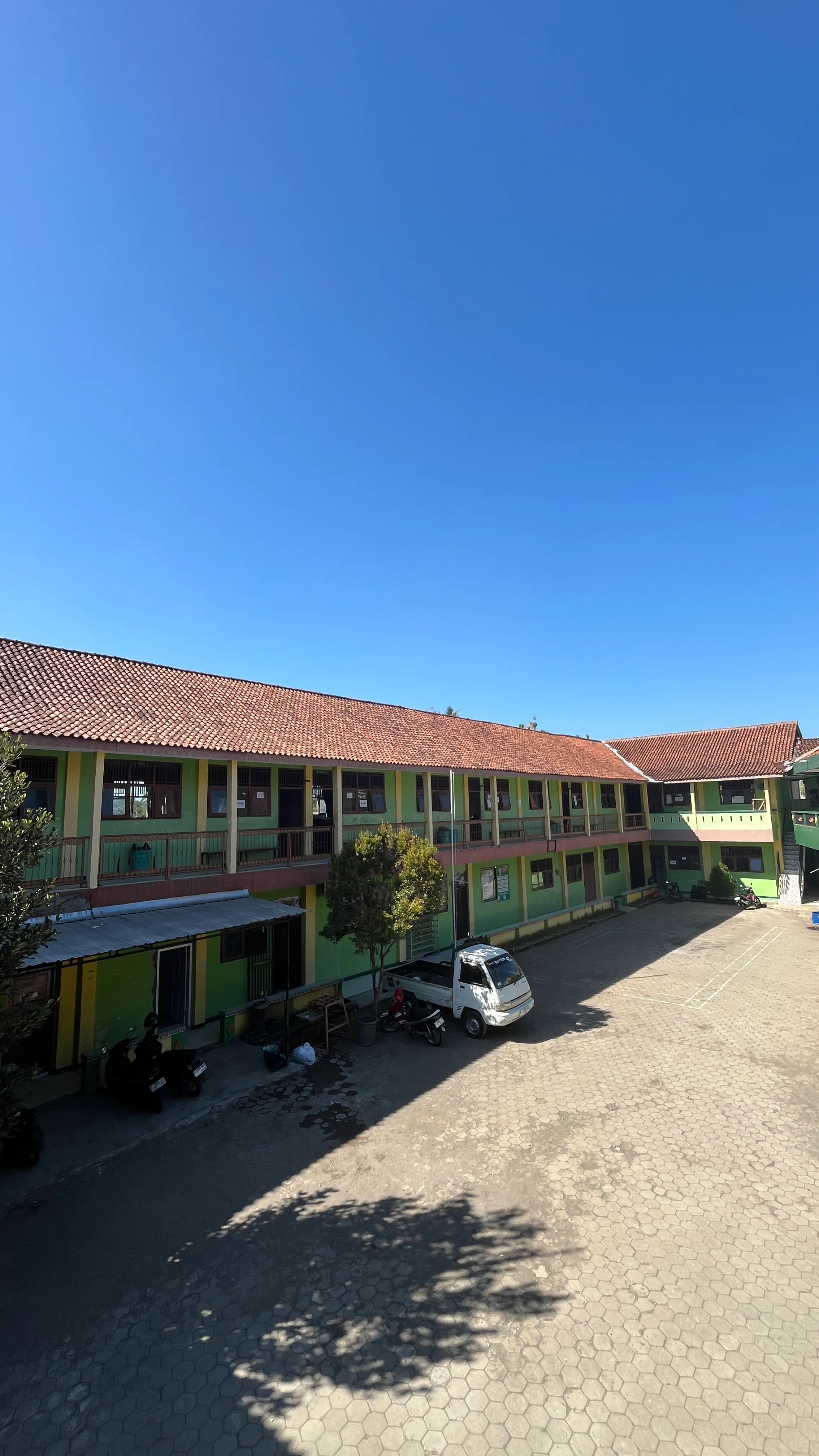 Halaman kampus putri MA MINAT